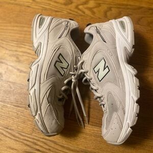 New Balance Beige/Light Gray Walking Sneakers men’s 8 women’s 9.5